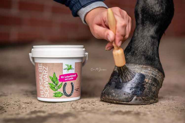 SMAR DO KOPYT KONIA CZARNY 1L CIEMNE CZARNE KOPYTA