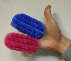 Zgrzebło plastikowe dla dzieci MINI do konia koni