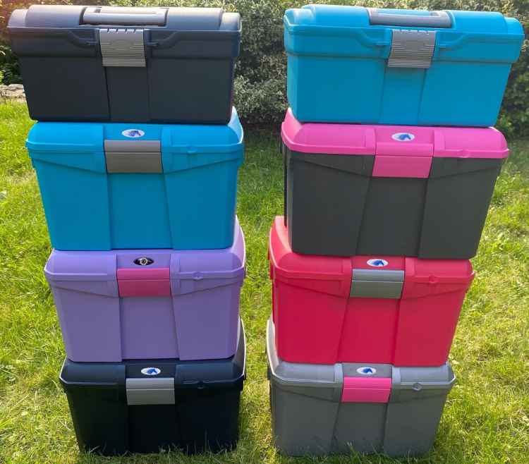 SKRZYNKA JEŹDZIECKA NA SZCZOTKI DLA KONIA KUCA