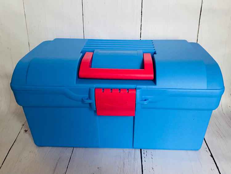 SKRZYNKA JEŹDZIECKA NA SZCZOTKI DLA KONIA KUCA