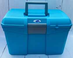 Pojemna skrzynka na szczotki niebieska do stajni