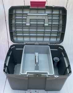 SKRZYNKA JEŹDZIECKA NA SZCZOTKI DLA KONIA SZARA