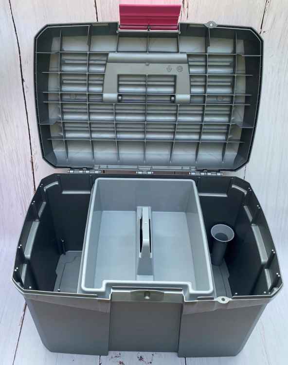 SKRZYNKA JEŹDZIECKA NA SZCZOTKI DLA KONIA SZARA