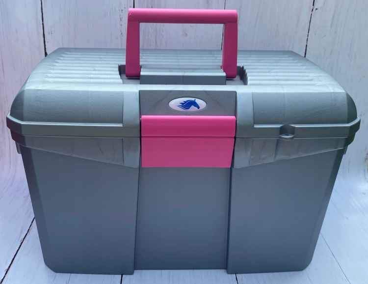 SKRZYNKA JEŹDZIECKA NA SZCZOTKI DLA KONIA SZARA