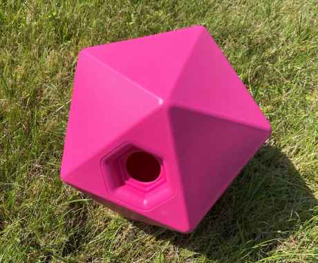 Przejdź do produktu PIŁKA DLA KONIA NA SMACZKI DO ZABAWY DO STAJNI BOKSU NA PADOK PINKBALL