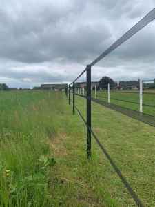 Zestaw ogrodzenia dla koni 50 słupków EquiSafe + 2 linki THOR 6 mm / 200 m czarny