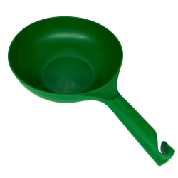 zielona miska z uchwytem miarka do paszy