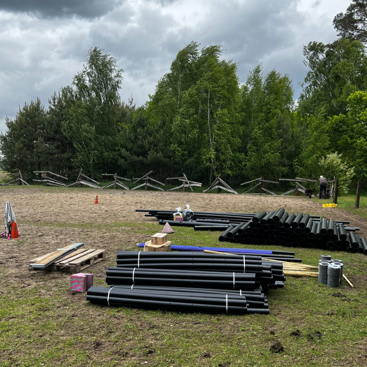 budowa ogrodzenia Equisafe z czarnymi słupkami.png