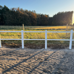 białe ogrodzenie dla koni — kopia.png