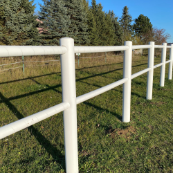 ogrodzenie padoku przy stajni.png