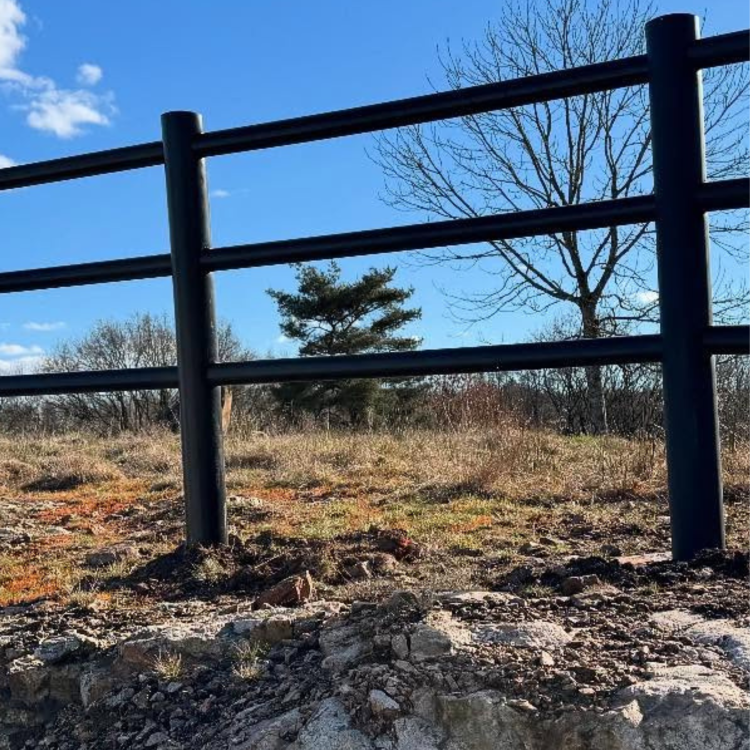 Ogrodzenie dla koni plastikowe ogrodzenie 3 poprzeczkami.png