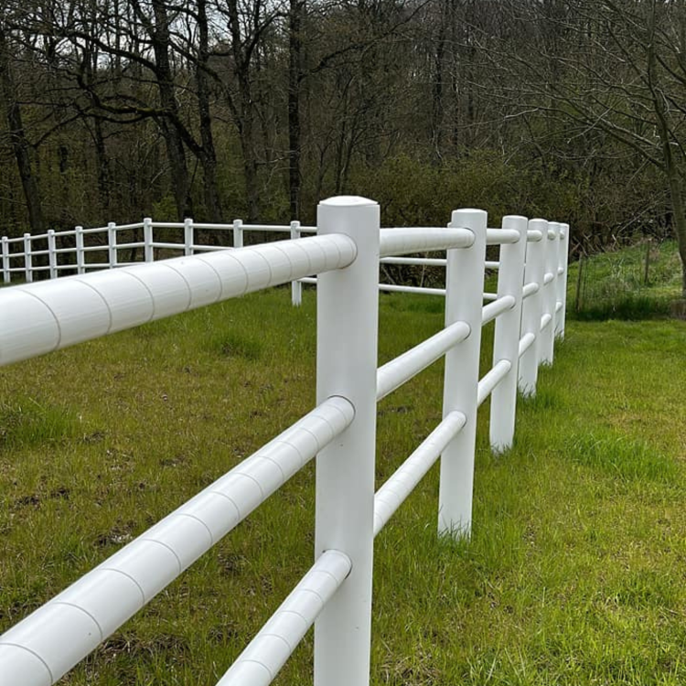 Ogrodzenie dla koni z 3 przęsłami białe.png