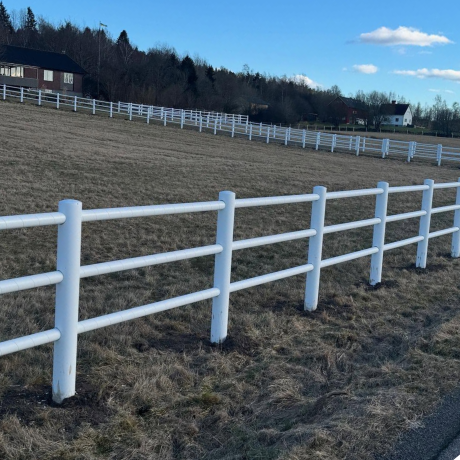 Przejdź do produktu Ogrodzenie dla koni z 3 poprzeczkami 1,35m wysokości