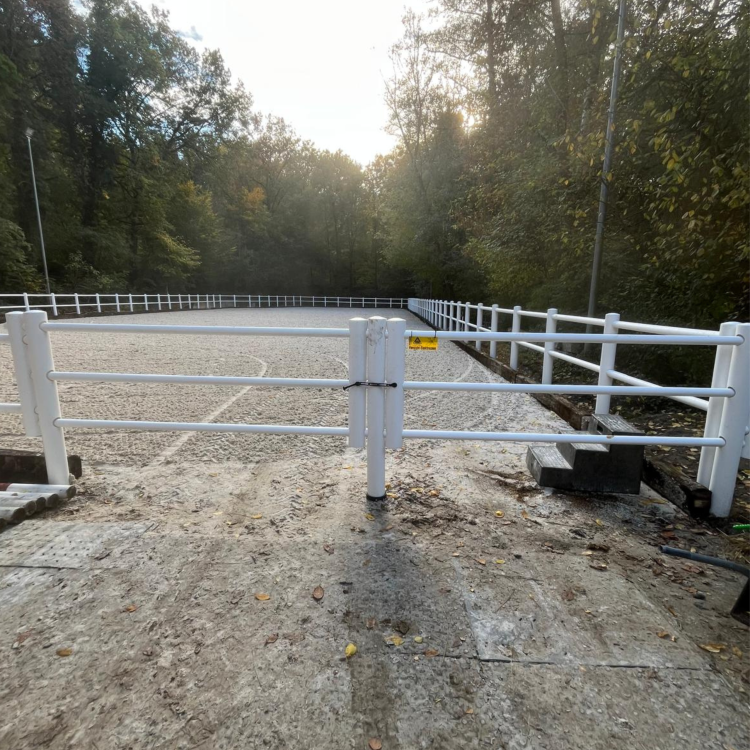 Brama ujeżdżalni dla koni o szerokości 3-6m.png