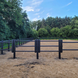 szeroka brama do ogrodzenia dla koni czarna.png