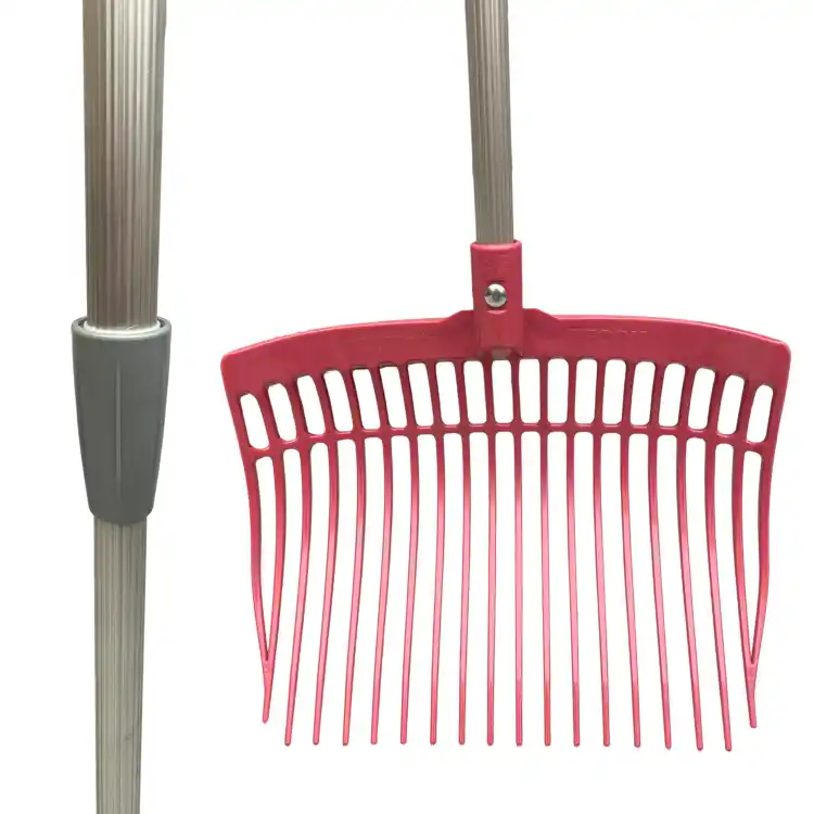 Różowe widły do stajni z regulowanym trzonkiem