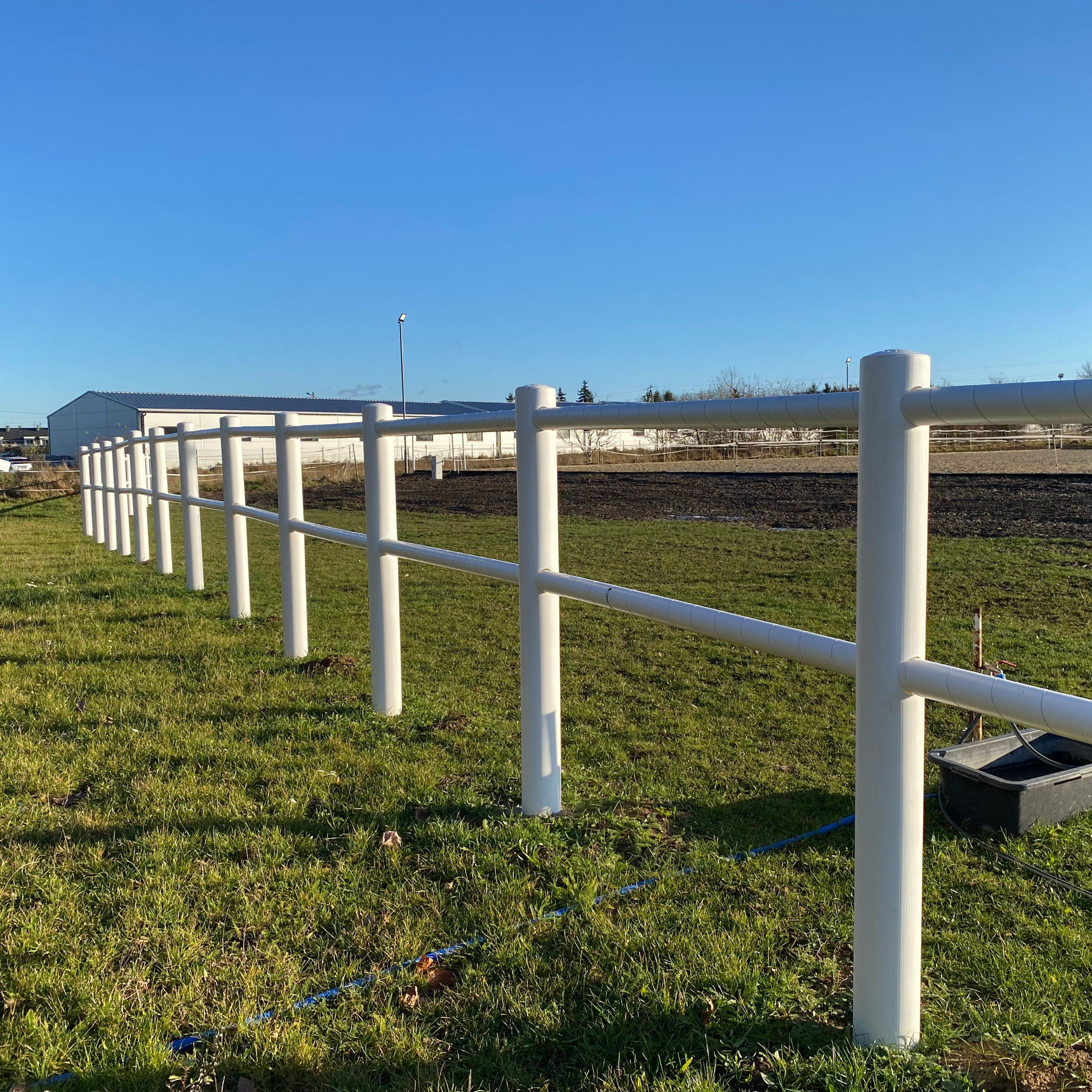 białe ogrodzenie dla koni
