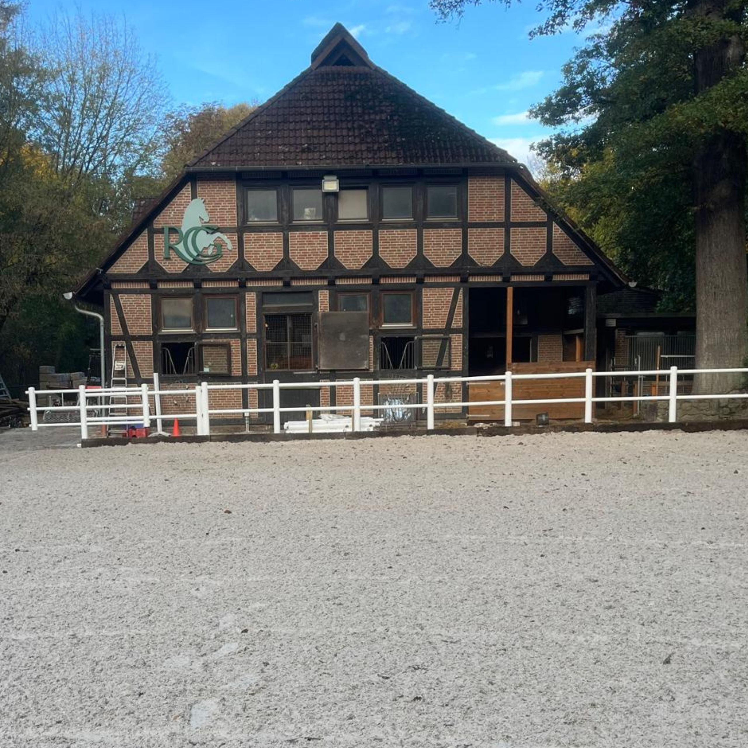 ogrodzenie dla koni przy stajni