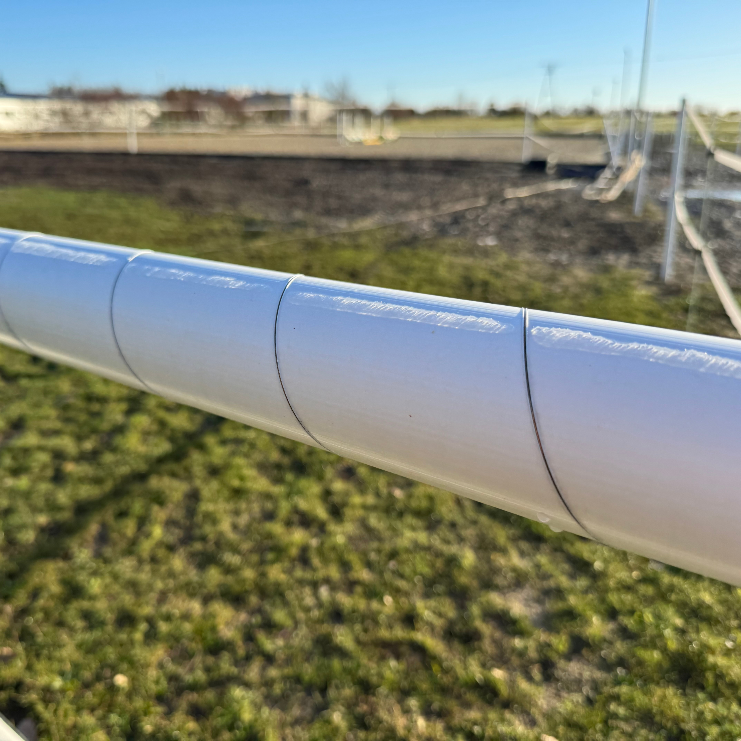 wtopiony drut w ogrodzenie przewodzący prąd